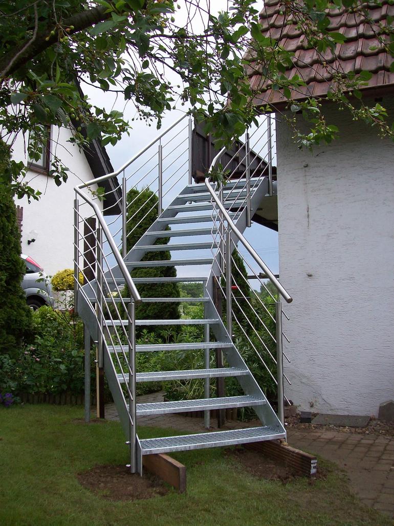 Treppe-Edelstahl-Stahl-verzinkt-1